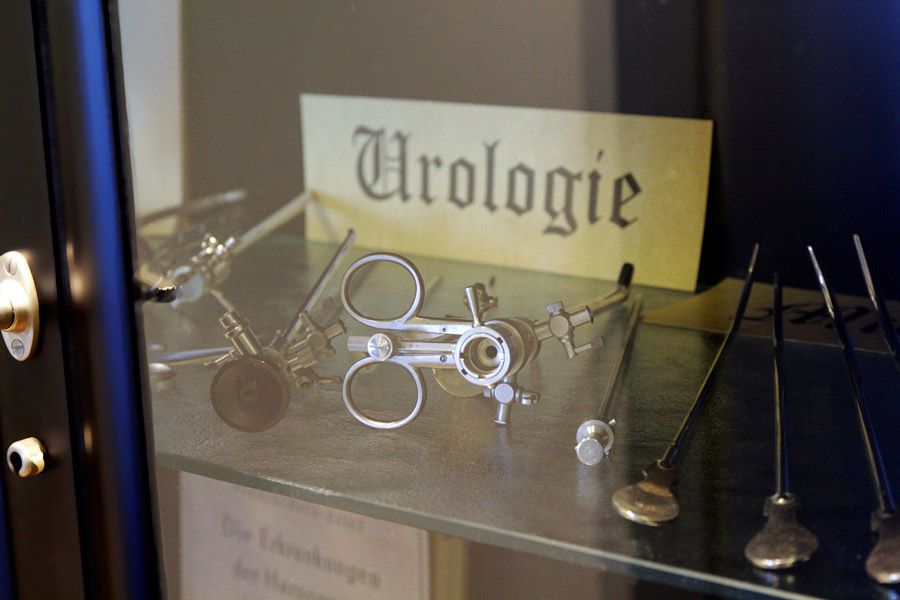 Foto: historische medizinische Geräte der Urologie